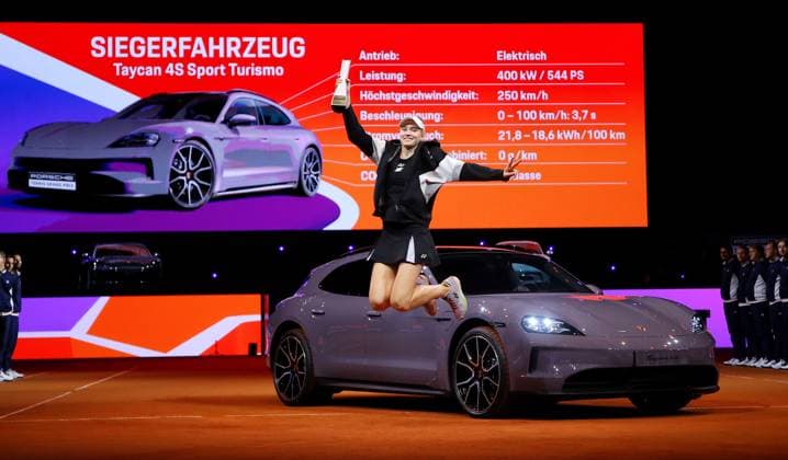 Bilder des Jahres 2024, Sport 04 April Sport Themen der Woche KW16 Sport Bilder des Tages 21.04.2024, Deutschland, Stuttgart, Porsche Tennis Grand Prix 2024, Finale, Elena Rybakina (KAZ) springt mit dem Pokal vor ihrem Siegerfahrzeug Taycab 4S Turismo in die Luft