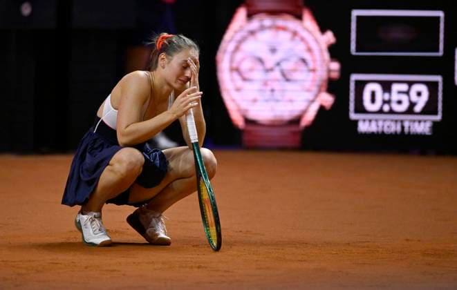 Bilder des Jahres 2024, Sport 04 April Sport Themen der Woche KW16 Sport Bilder des Tages Marta Kostyuk (UKR) enttaeuscht Gestik Geste Tennis Damen Porsche-Cup Porsche Tennis Grand Prix GP Stuttgart 2024 Porsche Arena 21.04.2024 DFL REGULATIONS PROHIBIT ANY USE OF PHOTOGRAPHS AS IMAGE SEQUENCES AND OR QUASI-VIDEO Porsche Tennis Grand Prix GP Stuttgart 2024