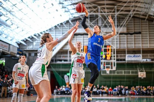 Bilder des Jahres 2024, Sport 04 April Sport Themen der Woche KW16 Sport Bilder des Tages Basketball Berlin 21.04.2024 Saison 2023 2024 1. Bundesliga DBBL Playoffs Finale Spiel2 Alba Berlin - Rutronik Stars Keltern Stefanie Grigoleit (Alba, No.02) Alexandria Kiss-Rusk (Keltern, No.21)