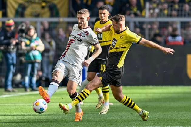v. li. im Zweikampf Robert Andrich ( 8, Bayer Leverkusen) Niclas Füllkrug Fuellkrug ( 14, Borussia Dortmund) 21.04.2024 Fussball Borussia Dortmund vs Bayer 04 Leverkusen, Signal Iduna Park, Dortmund, DFB DFL REGULATIONS PROHIBIT ANY USE OF PHOTOGRAPHS AS IMAGE SEQUENCES AND OR QUASI-VIDEO NRW Germany