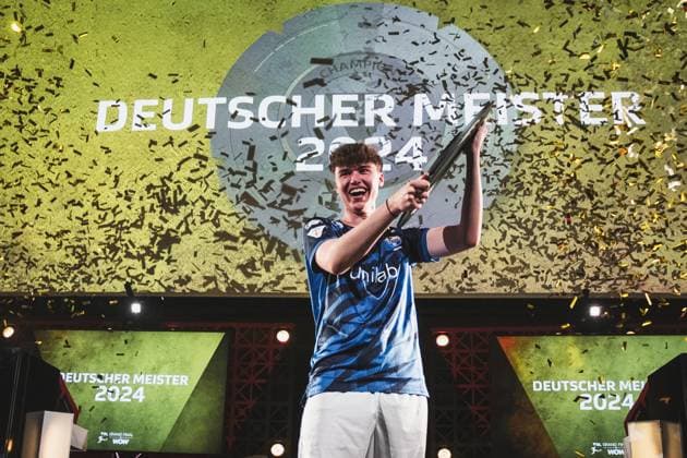 Bilder des Jahres 2024, Sport 04 April Sport Themen der Woche KW16 Sport Bilder des Tages Virtual Bundesliga Grand Final by WOW; 21.04.2024 Jonas Wirth (Jonny, SC Paderborn 07) im Jubel, Die Meisterscheibe der Virtual Bundesliga Grand Final by WOW. Virtual Bundesliga Grand Final by WOW; 21.04.2024 Copyright: xBEAUTIFULxSPORTS Buriakovx