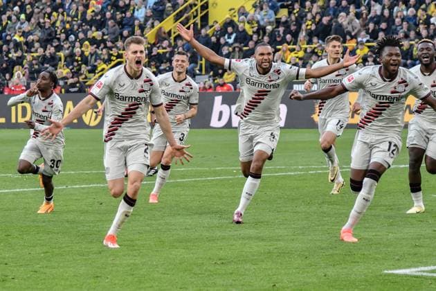 Bilder des Jahres 2024, Sport 04 April Sport Themen der Woche KW16 1. Bundesliga - Borussia Dortmund - Bayer 04 Leverkusen am 21.04.2024 im Signal Iduna Park in Dortmund Jubel, Torjubel, Torschuetze, Torschütze Josip Stanisic (Leverkusen 2) jubelt nach seinem Tor zum 1 zu 1 mit der Mannschaft , hier mit Jeremie Frimpong (Leverkusen 30) , Granit Xhaka (Leverkusen 34) , Jonathan Tah (Leverkusen 4) , Patrick Schick (Leverkusen 14) , Edmond Tapsoba (Leverkusen 12) , Victor Boniface (Leverkusen 22)