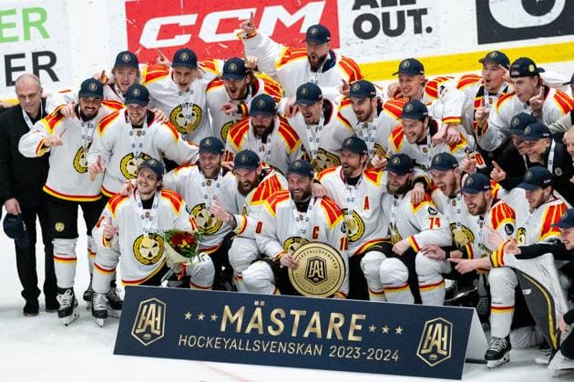 Bilder des Jahres 2024, Sport 04 April Sport Themen der Woche KW17 Sport Bilder des Tages 240423 Brynäs spelare jublar efter final 4 i Hockeyallsvenskan mellan Djurgarden och Brynäs den 23 april 2024 i Stockholm. Copyright: EMMAxWALLSKOG BB240423EW089