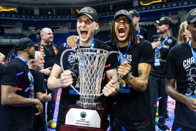 Bilder des Jahres 2024, Sport 04 April Sport Themen der Woche KW17 Sport Bilder des Tages FIBA Europe Cup Basketball, Saison 2023 2024, Finale, Spiel 2, Herren 24.04.2024, Bahcesehir College (Türkei).- Niners Chemnitz. Jonas Richter (Niners Chemnitz, No 7), Kevin Yebo (Niners Chemnitz, No 53) jubeln nach dem Sieg Copyright: Alexander Trienitz