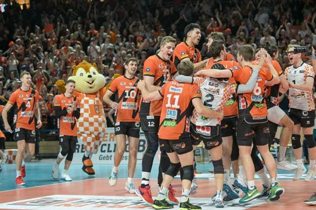 Bilder des Jahres 2024, Sport 04 April Sport Themen der Woche KW17 Berlin, Deutschland 28. April 2024: 1. VBL - 2023 2024 - Finale - Sp.5 -Berlin Recycling Volleys vs. VfB Friedrichshafen Im Bild: Jubel der BR Volleys über den Sieg der Deutschen MEisterschaft 2023 24 Copyright: xFotostandx xReuhlx
