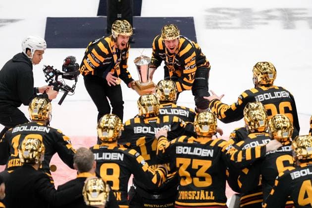 Bilder des Jahres 2024, Sport 04 April Sport Bilder des Tages 240429 Skellefteas Jonathan Pudas och Pär Lindholm med pokalen efter final fem i SHL mellan Skelleftea och Rögle den 29 april 2024 i Skelleftea. Copyright: OLAxWESTERBERG BB240429OW104