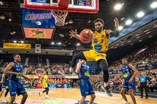 Bilder des Jahres 2024, Sport 04 April Sport Themen der Woche KW18 Sport Bilder des Tages Rostock, Deutschland 30. April 2024: 1.BBL - 2023 2024 - Rostock Seawolves vs. MHP RIESEN Ludwigsburg Im Bild: Jayvon Graves (MHP RIESEN Ludwigsburg) Copyright: xFotostandx xVoelkerx