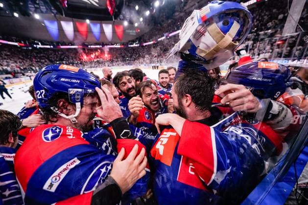 Bilder des Jahres 2024, Sport 04 April Sport Bilder des Tages 30.04.2024, Zürich, Swiss Life Arena, NL Final: ZSC Lions - Lausanne HC, ZSC Lions are Swiss Champion 2024. 10 Sven Andrighetto (ZSC), 91 Denis Hollenstein (ZSC), 30 goalkeeper Simon Hrubec (ZSC) Zürich Swiss Life Arena Zürich Switzerland Copyright: xJustPictures.ch JarixPestelaccix
