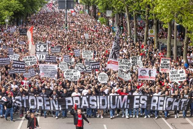 Bilder des Jahres 2024, Sport 05 Mai Sport Themen der Woche KW18 Sport Bilder des Tages Protestmarsch vor dem Südgipfel. Rund 10.000 VfB-Fans zogen vor dem Heimspiel gegen den FC Bayern München zum Stadion. Es reicht!, so die Botschaft an Aufsichtsrat, Investoren und Präsidium. Die von der Cannstatter Kurve, die organisierte Fansszene fordert Rücktritte und einen personellen Neuanfang in der Vereinsführung. 04.05.2024: Stuttgart, Baden-Württemberg, Deutschland, Europa