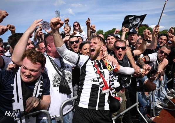 Bilder des Jahres 2024, Sport 05 Mai Sport Themen der Woche KW18 Fussball 3. Liga 2023 2024 04.05.2024 SSV Ulm - FC Viktoria Koeln JUBEL beim SSV Ulm, Aufstieg in die 2. Bundesliga: Johannes Reichert feiert mit den Fans