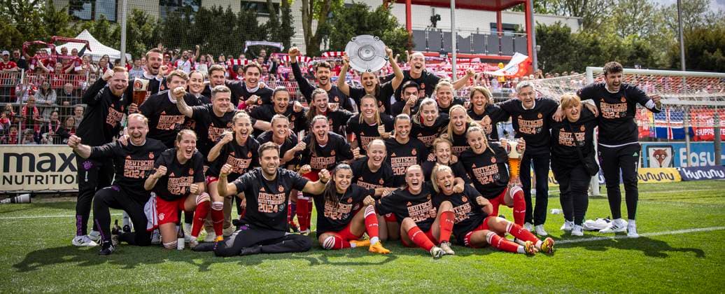 Bilder des Jahres 2024, Sport 05 Mai Sport Themen der Woche KW18 Sport Bilder des Tages Google Pixel Frauen-Bundesliga; Bayer 04 Leverkusen vs. FC Bayern München, 04.05.2024 FC Bayern München Teamfoto des neuen deutschen Meisters nach dem Spiel; Bayer 04 Leverkusen vs. FC Bayern München an Spieltag 20 der Google Pixel Frauen-Bundesliga am 04.05.2024 im Ulrich-Haberland-Stadion in Leverkusen (Nordrhein-Westfalen). DFL REGULATIONS PROHIBIT ANY USE OF PHOTOGRAPHS AS IMAGE SEQUENCES AND OR QUASI-VIDEO. Copyright: xBEAUTIFULxSPORTS AxelxKohringx
