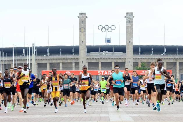 Bilder des Jahres 2024, Sport 05 Mai Sport Themen der Woche KW18 DEU, 25km-Berlin, 05.05.2024, Berlin, Berlin, DEU, 25km-Berlin, im Bild Start vor dem Olympiastadion Berlin Foto: Juergen Engler nordphoto GmbH