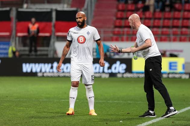 3. Liga; FC Ingolstadt - SV Waldhof Mannheim; 05.05.2024 Terrence BOYD (SVW 13) holt sich Anweisungen von Mannheim Trainer Marco ANTWERPEN Copyright: xBEAUTIFULxSPORTS Goldbergx