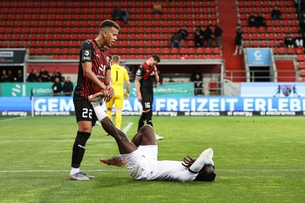 3. Liga; FC Ingolstadt - SV Waldhof Mannheim; 05.05.2024 Marcel COSTLY (FCI 22) hilft Kennedy Onyedika OKPALA (SVW 32) Zerrung verletzt verletzung Copyright: xBEAUTIFULxSPORTS Goldbergx