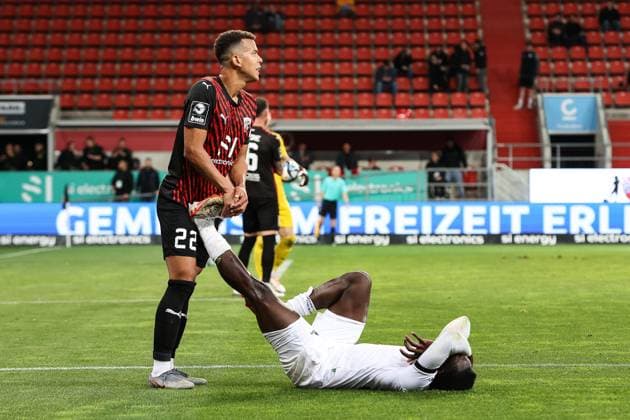 3. Liga; FC Ingolstadt - SV Waldhof Mannheim; 05.05.2024 Marcel COSTLY (FCI 22) hilft Kennedy Onyedika OKPALA (SVW 32) Zerrung verletzt verletzung Copyright: xBEAUTIFULxSPORTS Goldbergx