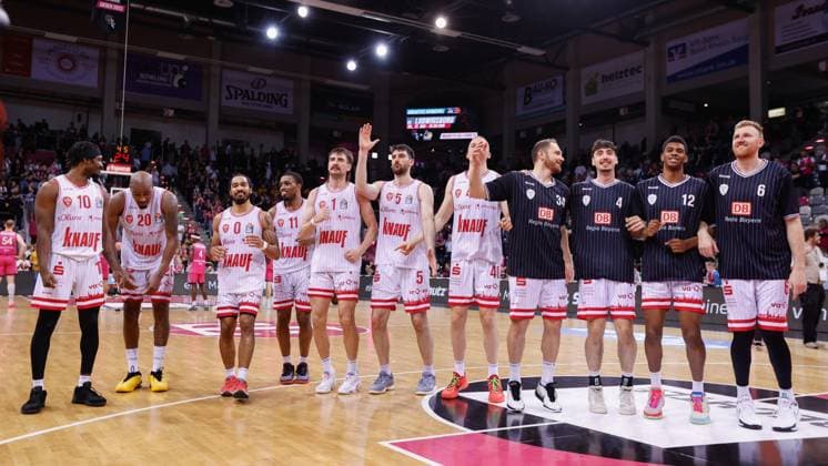 Im Bild: Die Spieler der Wuerzburg Baskets feiern mit den Fans den Sieg 05.05.2024, Telekom Baskets Bonn vs. Wuerzburg Baskets, easyCredit BBL, 32. Spieltag, Deutschland, Bonn, Telekom Dome, Copyright: HMBxMedia xJulienxBecker
