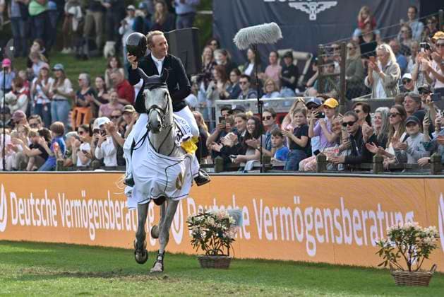 Bilder des Jahres 2024, Sport 05 Mai Sport Themen der Woche KW19 Sport Bilder des Tages GER; Deutsches Spring- und Dressur-Derby, CSI5* Preis der Deutschen Vermoegensveratung AG-DVAG 09.05.2024, GER; Kleinflottbek, Deutsches Spring- und Dressur-Derby, CSI5* Preis der Deutschen Vermoegensveratung AG-DVAG, im Bild Sieger David Will (GER) auf My Prins van Dorperheide auf der Ehrenrunde