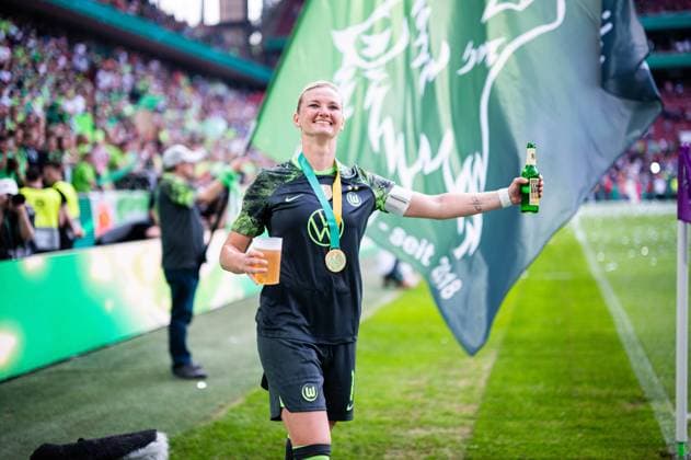 Bilder des Jahres 2024, Sport 05 Mai Sport Themen der Woche KW19 09.05.2024 - Fußball, Frauen, 2023 2024, DFB-Pokalfinale in Köln, FC Bayern München - VfL Wolfsburg: Alexandra Popp (Wolfsburg) trinkt Bier DFB REGULATIONS PROHIBIT ANY USE OF PHOTOGRAPHS AS IMAGE SEQUENCES AND OR QUASI-VIDEO.