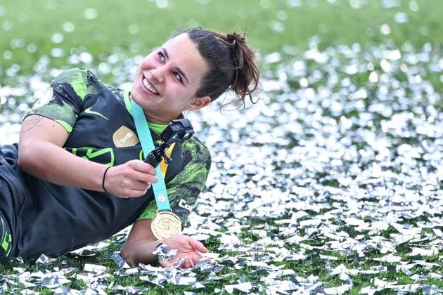 Bilder des Jahres 2024, Sport 05 Mai Sport Themen der Woche KW19 Sport Bilder des Tages 09.05.2024, Fussball, Saison 2023 2024, DFB-Pokal Frauen, Finale, FC Bayern München - VfL Wolfsburg, Lena Oberdorf (VfL Wolfsburg) mit der Medaille in der Hand. xRHR-FOTO TKx Copyright: RHR-FOTOx RHR-FOTO TK
