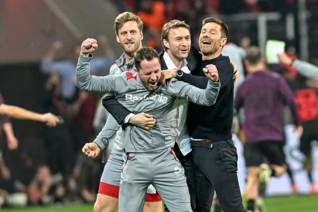 Bilder des Jahres 2024, Sport 05 Mai Sport Themen der Woche KW19 Sport Bilder des Tages Xabi Alonso (Bayer Leverkusen) und Simon Rolfes jubeln nach den Tor zum 2:2, Torschütze Josip Stanisic ( 2, Bayer Leverkusen) 09.05.2024 Fussball Europa League, Bayer Leverkusen vs AS Rom, BayArena, Leverkusen, NRW Germany