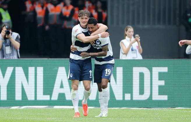 Jeremy Dudziak jubelt nach 2:1 mit Fabian Reese Freude Emotion Jubel Fußball Fussball DFL 2.Bundesliga Herren 33.Spieltag Saison 2023 2024 11.05.2024 Hertha BSC Berlin vs. 1.FC Kaiserslautern FCK DFL regulations prohibit any use of photographs as image sequences and or quasi-video