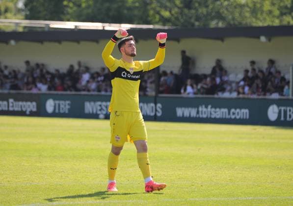 11.05.2024 Dreieich, Ahorn Camp Regionalliga Südwest Saison 2023 2024 Eintracht Frankfurt II gegen VfB Stuttgart Torwart Dennis Seimen (VfBII) Schlussjubel