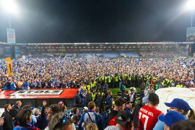 Bilder des Jahres 2024, Sport 05 Mai Sport Themen der Woche KW19 Fußball I Herren I Saison 2023-2024 I 2. Bundesliga I 33. Spieltag I Holstein Kiel - Fortuna Düsseldorf I 11.05.2024 Die Fans haben den Platz gestürmt. Kiel Holstein-Stadion Schleswig-Holstein Deutschland Copyright: xLobecax xHenningxRohlfsx