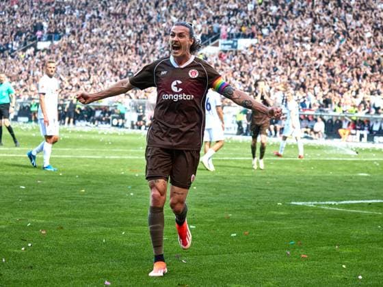 Marcel Hartel (FC St. Pauli 10) . schiesst in der 68 Spielminute das dritte Tor fuer St. Pauli. Der Jubel und die Freude ist gross bei Jackson Irvine (FC St. Pauli 07) GER, FC St. Pauli vs. VFL Osnabrueck, 2. Bundesliga, 33. Spieltag, Fussball, Spielzeit 2023 2024, 12.05.2024 GER, FC St. Pauli vs. VFL Osnabrueck, 2. Bundesliga, 33. Spieltag, Fussball, Spielzeit 2023 2024, 12.05.2024 Hamburg Copyright: xEibner-Pressefoto xStephaniexZerx EP_SZE