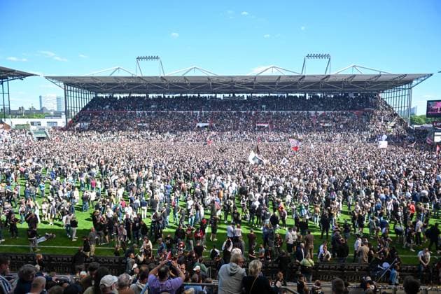 Bilder des Jahres 2024, Sport 05 Mai Sport Themen der Woche KW19 Sport Bilder des Tages Fußball - 2. Bundesliga - FC St. Pauli - VfL Osnabrück am 12.05.2024 im Millerntor-Stadion in Hamburg Aufstieg des FC St. Pauli in die Bundesliga, die Fans stürmen den Rasen.