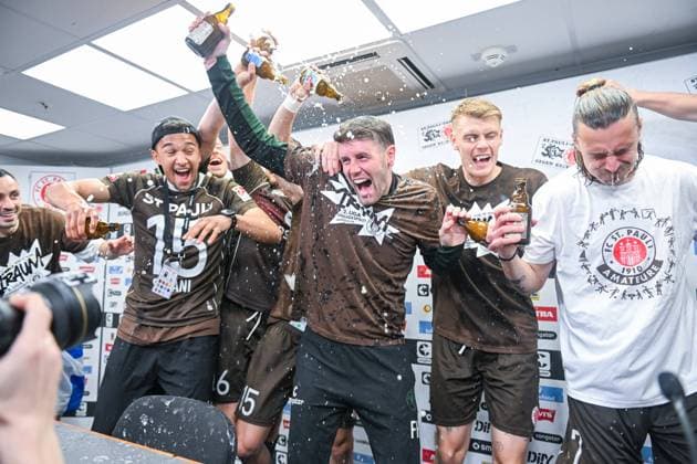 Bilder des Jahres 2024, Sport 05 Mai Sport Themen der Woche KW19 Sport Bilder des Tages Fußball - 2. Bundesliga - FC St. Pauli - VfL Osnabrück am 12.05.2024 im Millerntor-Stadion in Hamburg Trainer Fabian Hürzeler Huerzeler (FC St. Pauli) mit einer Bierdusche nach der Pressekonferenz