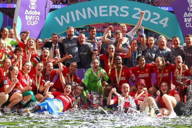 Bilder des Jahres 2024, Sport 05 Mai Sport Themen der Woche KW19 Sport Bilder des Tages Women™s FA Cup Final 12 May 2024, London - Women™s FA Cup Final - Manchester United, ManU v Tottenham Hotspur Women - Manchester United Women celebrate with the trophy - Photo: Charlotte Wilson Offside. London UK Copyright: xCharlottexWilsonx xOffsidexOffside