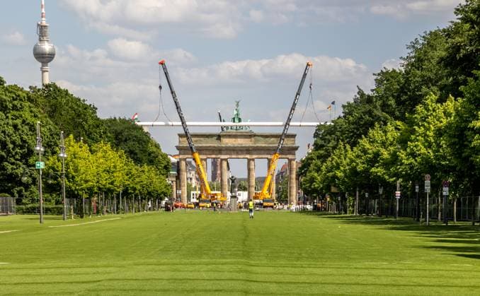 Kunstrasen am Brandenburger Tor am 17.05.2024 in Berlin. Es entsteht die Fanzone für die Fußball-Europameisterschaft vom 14. Juni bis zum 14. Juli. Kunstrasen am Brandenburger Tor