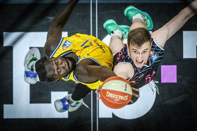 Bilder des Jahres 2024, Sport 05 Mai Sport Themen der Woche KW21 Sport Bilder des Tages Basketball Berlin 17.05.2024 Saison 2023 2024 1. Bundesliga easyCredit BBL Playoffs Viertelfinale Spiel 1 Alba Berlin - Telekom Baskets Bonn Christ Koumadje (Alba Berlin, No.21) Thomas Kennedy (Bonn, No.54)