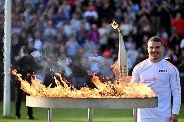 Bilder des Jahres 2024, Sport 05 Mai Sport Themen der Woche KW21 Sport Bilder des Tages RELAIS DE LA FLAMME OLYMPIQUE PHOTOPQR LA DEPECHE DU MIDI LAURENT DARD ; TOULOUSE ; 17 05 2024 ; DDM LAURENT DARD RELAIS DE LA FLAMME OLYMPIQUE 2024 JEUX OLYMPIQUES DERNIERE ETAPE EN HAUTE GARONNE A TOULOUSE ALLUMAGE DU CHAUDRON AU STADE ERNEST WALLON PAR ANTOINE DUPONT Haute-garonne, France, may 17th 2024 Olympic Torch relay.