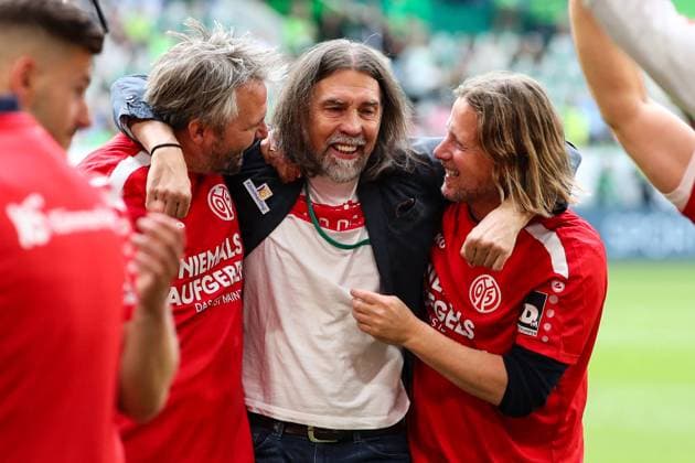 Bilder des Jahres 2024, Sport 05 Mai Sport Themen der Woche KW21 Sport Bilder des Tages Sportdirektor Martin Schmidt (FSV Mainz 05) mit Trainer Bo Henriksen (FSV Mainz 05) - 1. Fussball Bundesliga Saison 2023-2024 Punktspiel VfL Wolfsburg vs. FSV Mainz 05 in der Volkswagen Arena in Wolfsburg - Fussball,Deutschland,Mann,Männer,18.05.2024