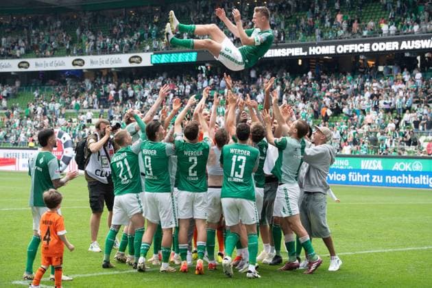 Bilder des Jahres 2024, Sport 05 Mai Sport Themen der Woche KW21 Sport Bilder des Tages Schlussjubel Werder Bremen, Jubel, jubeln, Freude, cheers, Die Spieler verabschieden Christian GROSS (HB) Fussball 1. Bundesliga, 34. Spieltag, SV Werder Bremen (HB) - VfL Bochum (BO) 4-1 am 18.05.2024 in Bremen Deutschland. DFL regulations prohibit any use of photographs as image sequences and or quasi-video Â