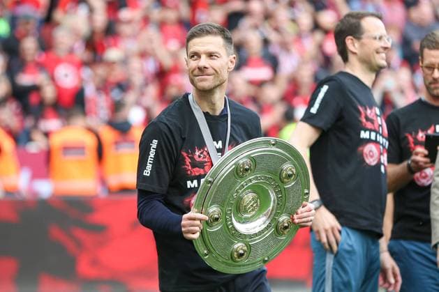 Bilder des Jahres 2024, Sport 05 Mai Sport Themen der Woche KW21 Sport Bilder des Tages Germany, Leverkusen, 18.05.2024, BayArena, Bayer 04 Leverkusen vs FC Augsburg - 1. Bundesliga, Trainer Xabi Alonso (Bayer 04 Leverkusen) celebrate after winning the deutsche Meisterschaft Leverkusen BayArena North Rhine-Westfalia Germany