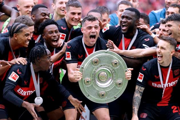 Bilder des Jahres 2024, Sport 05 Mai Sport Themen der Woche KW21 Sport Bilder des Tages XHAKA Granit Team Bayer 04 Leverkusen bei der Siegerehrung mit der Meisterschale DFL Bundesliga Saison 2023 - 2024 Meisterfeier Bundesliga Spiel Bayer 04 Leverkusen - FC Augsburg am 18.05. 2024 in Leverkusen DFL REGULATIONS PROHIBIT ANY USE OF PHOTOGRAPHS as IMAGE SEQUENCES and or QUASI-VIDEO Copyright: xLacixPerenyix