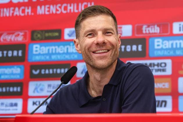 1. Bundesliga - Bayer 04 Leverkusen - FC Augsburg am 18.05.2024 in der BayArena in Leverkusen Trainer Xabi Alonso (Leverkusen) lacht lächelt auf der Pressekonferenz PK