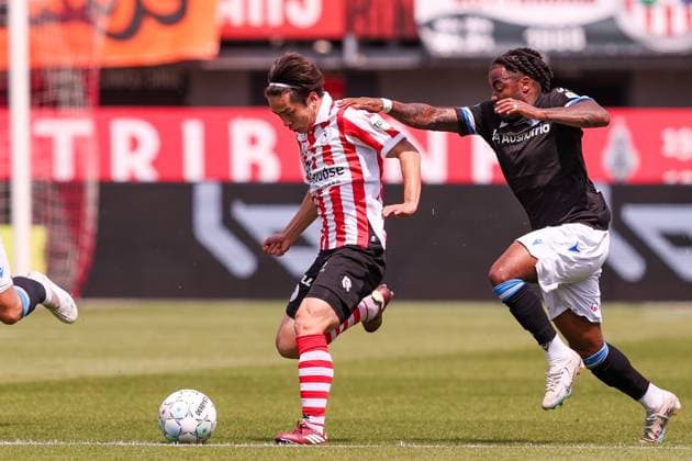 2024-05-19 Sparta Rotterdam v SC Heerenveen - Dutch Eredivisie ROTTERDAM, NETHERLANDS - MAY 19: Koki Saito of Sparta Rotterdam battles for the ball with Che Nunnely of sc Heerenveen during the Dutch Eredivisie match between Sparta Rotterdam and SC Heerenveen at Sparta-stadion Het Kasteel on May 19, 2024 in Rotterdam, Netherlands. (Photo by Hans van der Valk BSR Agency) Rotterdam Netherlands Content not available for redistribution in The Netherlands directly or indirectly through any third parties. Copyright: xBSRxAgencyx