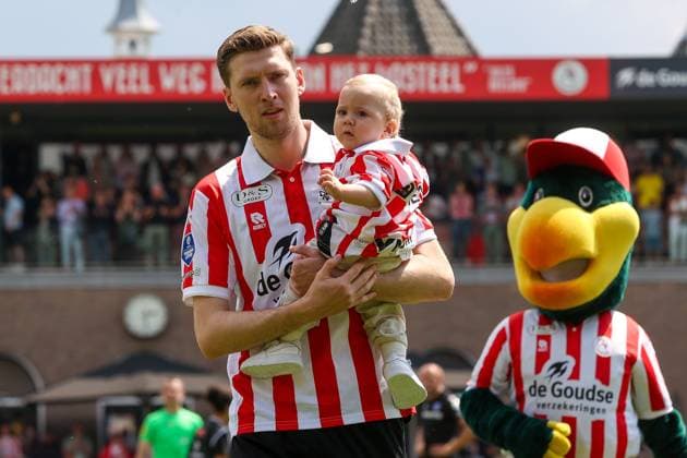 2024-05-19 Sparta Rotterdam v SC Heerenveen - Dutch Eredivisie ROTTERDAM, NETHERLANDS - MAY 19: Tobias Lauritsen of Sparta Rotterdam at the beginning of the match with his child during the Dutch Eredivisie match between Sparta Rotterdam and SC Heerenveen at Sparta-stadion Het Kasteel on May 19, 2024 in Rotterdam, Netherlands. (Photo by Hans van der Valk BSR Agency) Rotterdam Netherlands Content not available for redistribution in The Netherlands directly or indirectly through any third parties. Copyright: xBSRxAgencyx