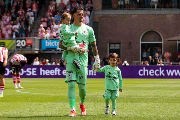 2024-05-19 Sparta Rotterdam v SC Heerenveen - Dutch Eredivisie ROTTERDAM, NETHERLANDS - MAY 19: Goalkeeper Nick Olij of Sparta Rotterdam at the beginning of the match with his kids during the Dutch Eredivisie match between Sparta Rotterdam and SC Heerenveen at Sparta-stadion Het Kasteel on May 19, 2024 in Rotterdam, Netherlands. (Photo by Hans van der Valk BSR Agency) Rotterdam Netherlands Content not available for redistribution in The Netherlands directly or indirectly through any third parties. Copyright: xBSRxAgencyx