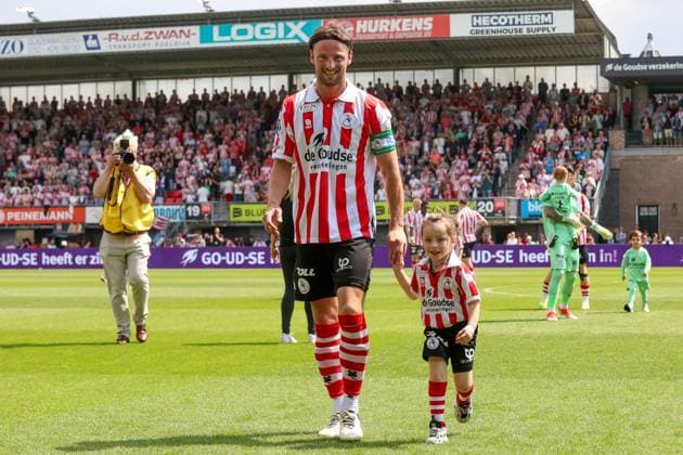 2024-05-19 Sparta Rotterdam v SC Heerenveen - Dutch Eredivisie ROTTERDAM, NETHERLANDS - MAY 19: Bart Vriends of Sparta Rotterdam at the beginning of the match with a little mascotte during the Dutch Eredivisie match between Sparta Rotterdam and SC Heerenveen at Sparta-stadion Het Kasteel on May 19, 2024 in Rotterdam, Netherlands. (Photo by Hans van der Valk BSR Agency) Rotterdam Netherlands Content not available for redistribution in The Netherlands directly or indirectly through any third parties. Copyright: xBSRxAgencyx