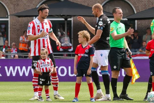 2024-05-19 Sparta Rotterdam v SC Heerenveen - Dutch Eredivisie ROTTERDAM, NETHERLANDS - MAY 19: Said Bakari of Sparta Rotterdam, Sven van Beek of sc Heerenveen at the beginning of the match during the Dutch Eredivisie match between Sparta Rotterdam and SC Heerenveen at Sparta-stadion Het Kasteel on May 19, 2024 in Rotterdam, Netherlands. (Photo by Hans van der Valk BSR Agency) Rotterdam Netherlands Content not available for redistribution in The Netherlands directly or indirectly through any third parties. Copyright: xBSRxAgencyx