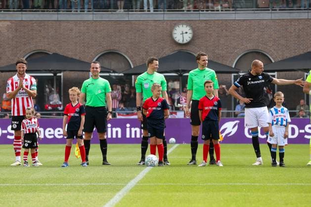 2024-05-19 Sparta Rotterdam v SC Heerenveen - Dutch Eredivisie ROTTERDAM, NETHERLANDS - MAY 19: Bart Vriends of Sparta Rotterdam, Assistent referee Yorick Weterings, Referee Sander van Eijk, Assistent referee Erik Koopman, Sven van Beek of sc Heerenveenat the beginning of the match during the Dutch Eredivisie match between Sparta Rotterdam and SC Heerenveen at Sparta-stadion Het Kasteel on May 19, 2024 in Rotterdam, Netherlands. (Photo by Hans van der Valk BSR Agency) Rotterdam Netherlands Content not available for redistribution in The Netherlands directly or indirectly through any third parties. Copyright: xBSRxAgencyx