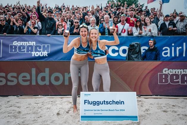 Bilder des Jahres 2024, Sport 05 Mai Sport Themen der Woche KW21 Sport Bilder des Tages Beachvolleyball Frauen German Beach Tour 2024 Tourstop Düsseldorf 19.05.2024 Janne Uhl (links) und Paula Schürholz (rechts) gewinnen den Tourstop in Düsseldorf Düsseldorf Robert-Lehr-Ufer Nordrhein-Westfalen Deutschland