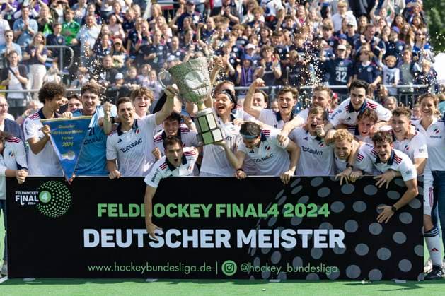 Bilder des Jahres 2024, Sport 05 Mai Sport Themen der Woche KW21 Sport Bilder des Tages Die Mannschaft vom Mannheimer HC ist Deutscher Meister geworden, Pokal, Jubel, Freude, Lachen. Hockey 1. Bundesliga Ferldhockey Final4 2024 Herren Saison 2023 2024, Finale Mannheimer HC (MA) - Hamburger Polo Club (HH), 4:2 n.P., am 19.05.2024, B o n n e r T V Sportanlage, in Bonn. Â
