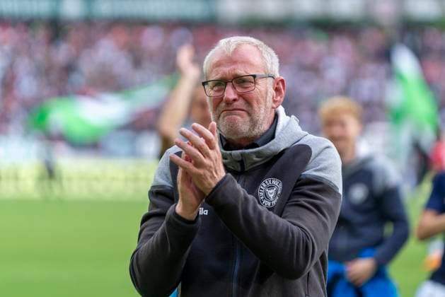 Bilder des Jahres 2024, Sport 05 Mai Sport Themen der Woche KW21 Sport Bilder des Tages Uwe Stoever (Holstein Kiel, Geschaeftsfuehrer GER, Hannover 96 vs. Holstein Kiel, Fußball, 2. Bundesliga, 34. Spieltag, Spielzeit 2023 2024, 19.05.2024 DFL REGULATIONS PROHIBIT ANY USE OF PHOTOGRAPHS AS IMAGE SEQUENCES AND OR QUASI-VIDEO Hannover 96 vs. Holstein Kiel, Fußball, 2. Bundesliga, 34. Spieltag, Spielzeit 2023 2024, 19.05.2024 Hannover Copyright: xEibner-Pressefoto FabioxDeinertx EP_FDT