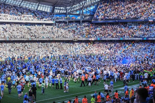 Bilder des Jahres 2024, Sport 05 Mai Sport Themen der Woche KW21 Sport Bilder des Tages Football - Premier League - Manchester City v West Ham United 19th May 2024 - Premier League - Manchester City v West Ham United - Fans invade the pitch at the end of the match - Photo: Simon Stacpoole Offside. Manchester UK Copyright: xSimonxStacpoolexOffside