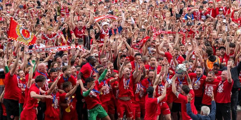 Bilder des Jahres 2024, Sport 05 Mai Sport Themen der Woche KW21 Sport Bilder des Tages Fussball, Herren, Saison 2023 24, Regionalliga Nordost (34. Spieltag), Hertha BSC II - FC Energie Cottbus (0:2), Fans und Spieler von Energie feiern den Aufstieg, unten hat Jonas Hildebrandt (Energie Cottbus) den Meisterpokal, 19.05. 2024, Copyright: xMatthiasxKochx